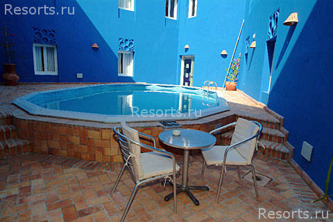 Turtles Inn Dive Club & Hotel 10